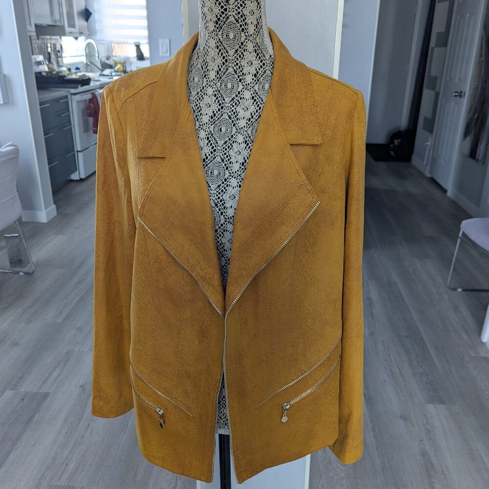 Melanie Lyne open jacket